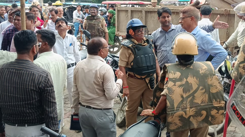 Arson after a fight in Orai: PRV suspended for negligence, the vehicle fled after seeing the incident