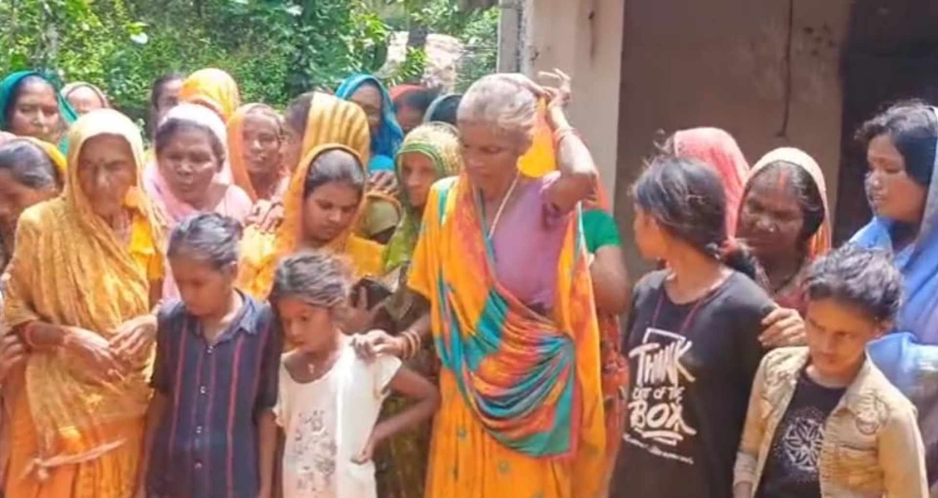 मौके पर मौजूद लोग