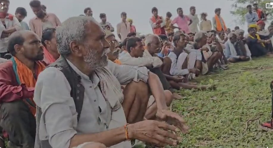 पंचायत के दौरान मौजूद ग्रामीण।