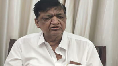 पत्रकारों से बात करते नरेश अग्रवाल