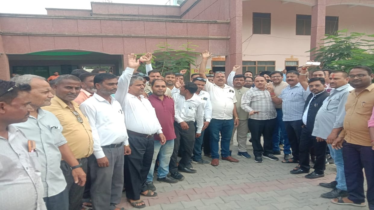 Lawyers stage protest in Puranpur Pilibhit