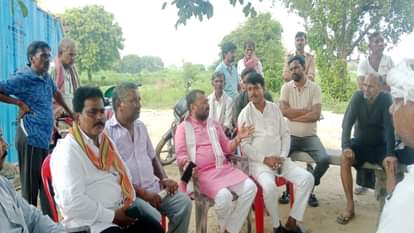 रणधीर यादव के घर सांत्वना देने के लिए जुटे लोग।