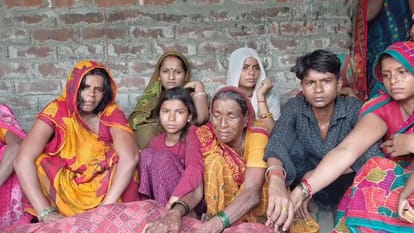 रोते बिलखते परिजन