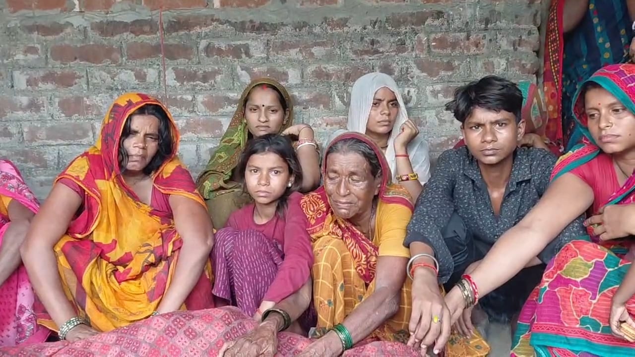 रोते बिलखते परिजन