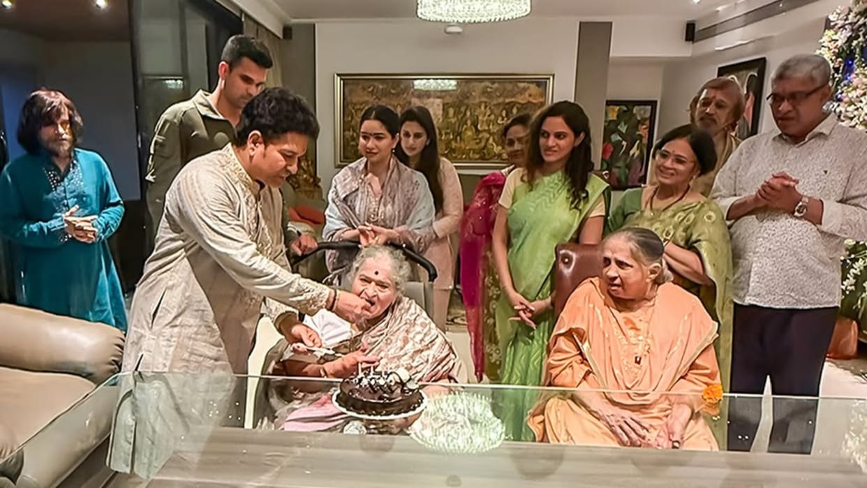 Sachin Tendulkar celebrated his mothers birthday, Arjuns fiancee Sania was also present