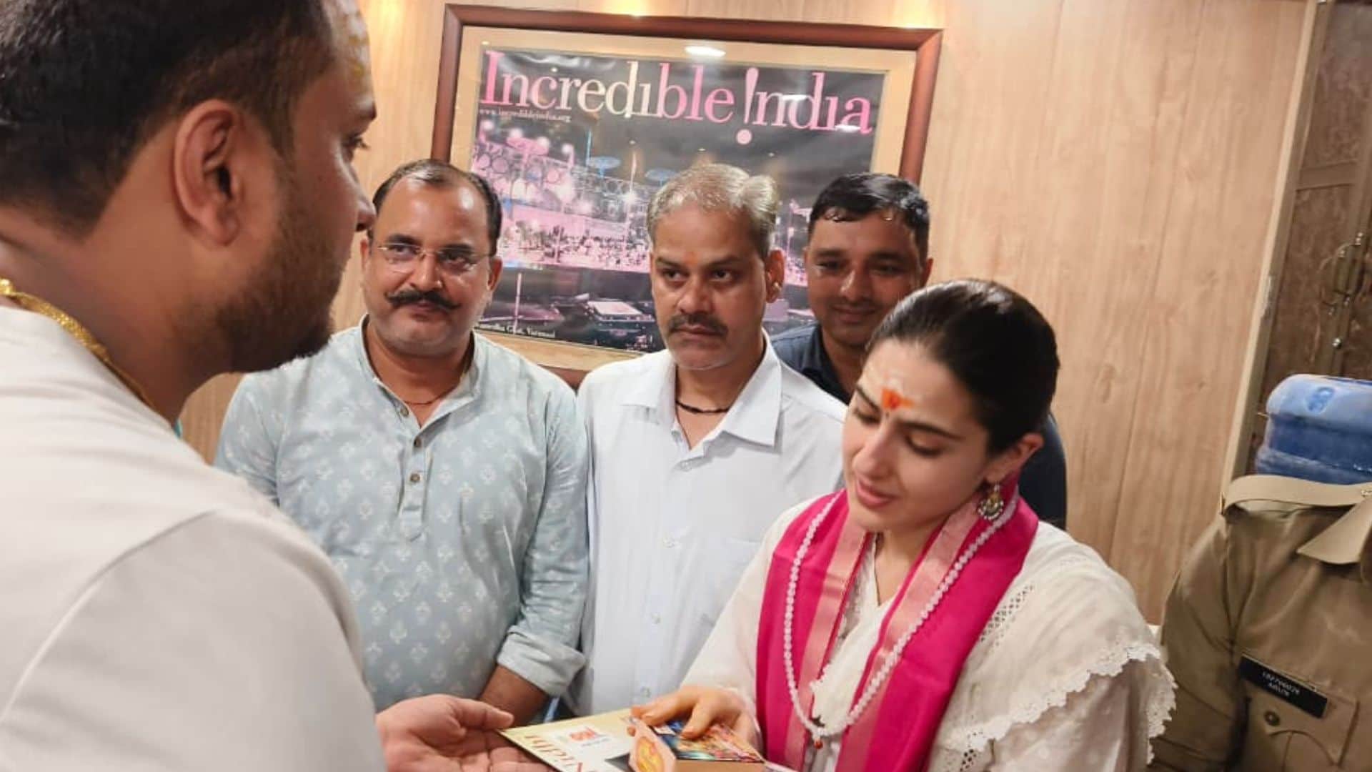 Sara Ali Khan attended Ganga Aarti with her mother in kashi