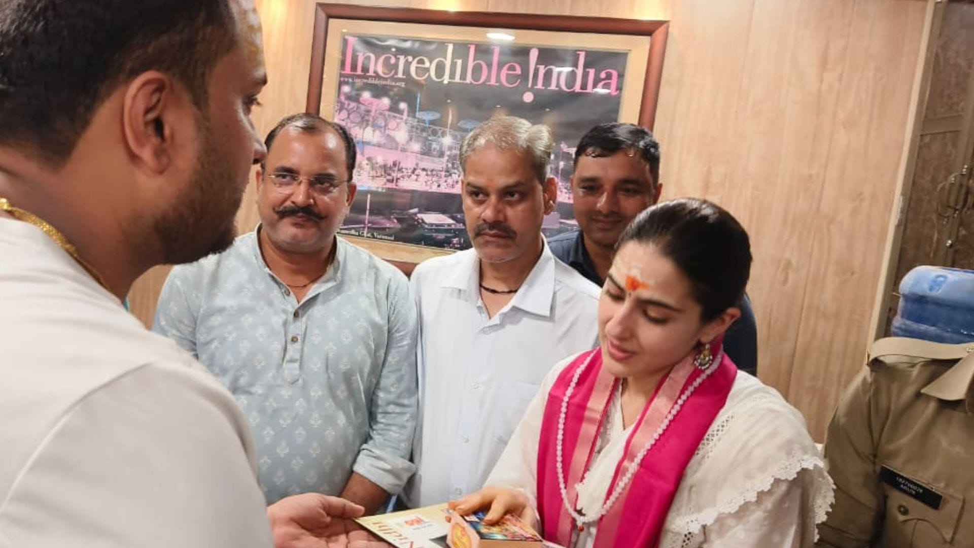 Sara Ali Khan attended Ganga Aarti with her mother in kashi