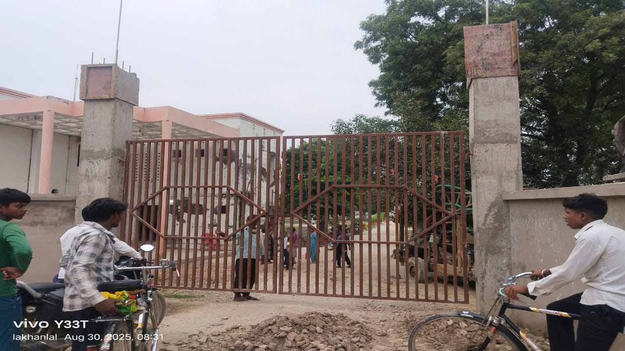 Angry girl students locked the school gate, anger erupted due to absence of science teacher