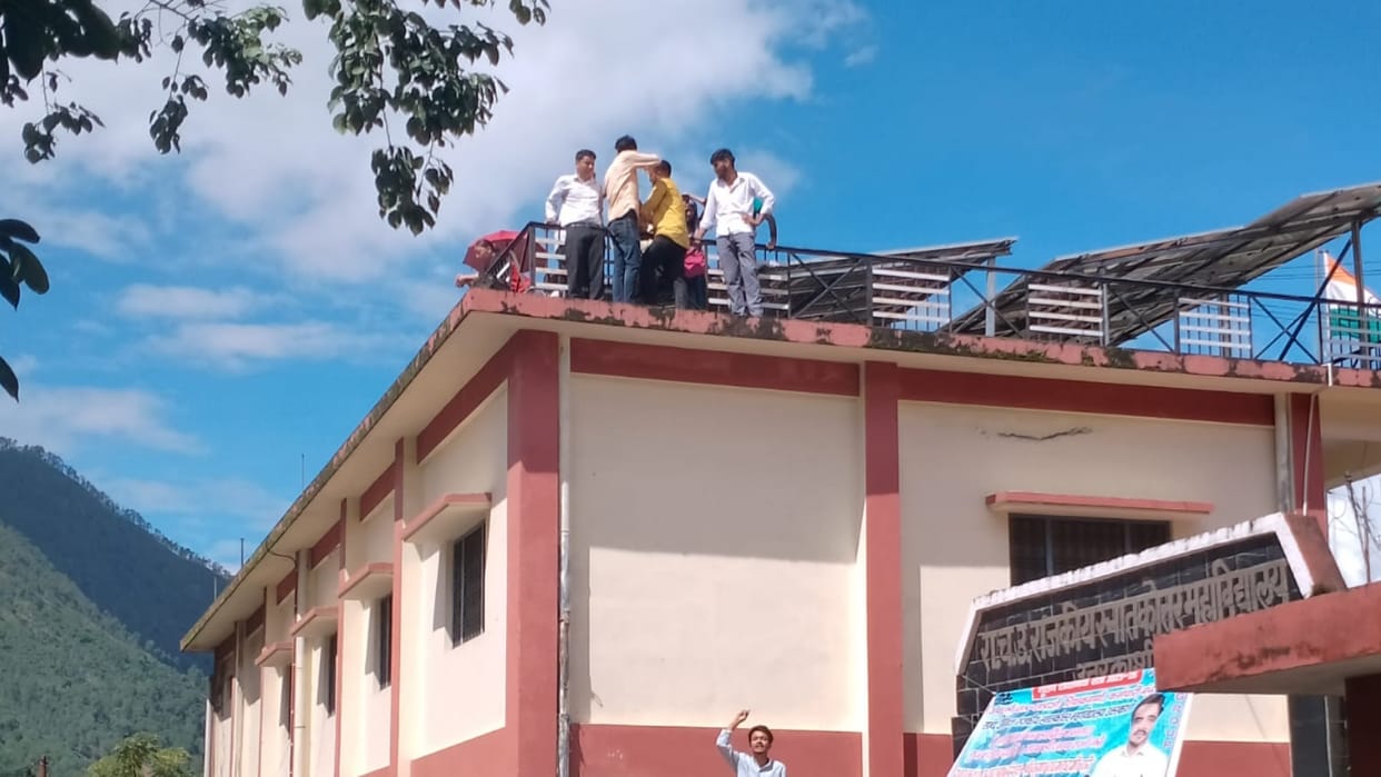 Student leaders climbed on the roof of Government Postgraduate College Uttarkashi to demand their demands