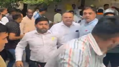 UP: Lawyers beat up Haryana police in Meerut court, ran to save their lives, even broke the car