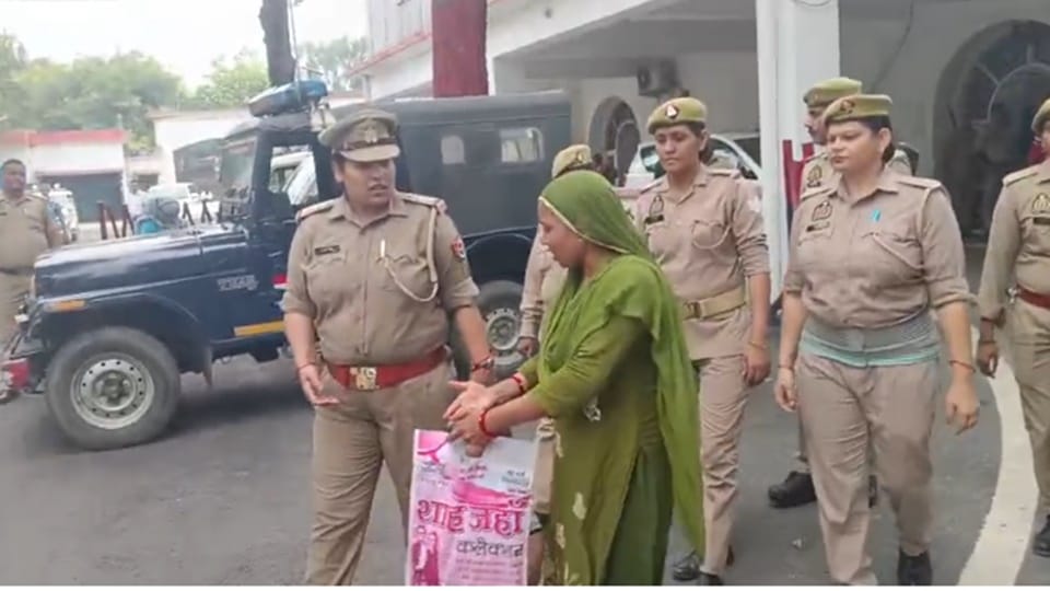 Moradabad: Woman reached the collectorate with kerosene, threw stones at ADM's car