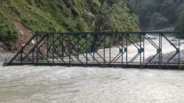 Uttarkashi: यमुनोत्री हाईवे मलबा आने से जगह-जगह बंद, खतरे में मोटर पुल, होटलों में भरा पानी, लोगों में दहशत