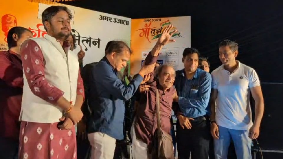 Ghaziabad: Ghaziabad residents sang a song with Santosh Anand... in a kavi sammelan by Amar Ujala