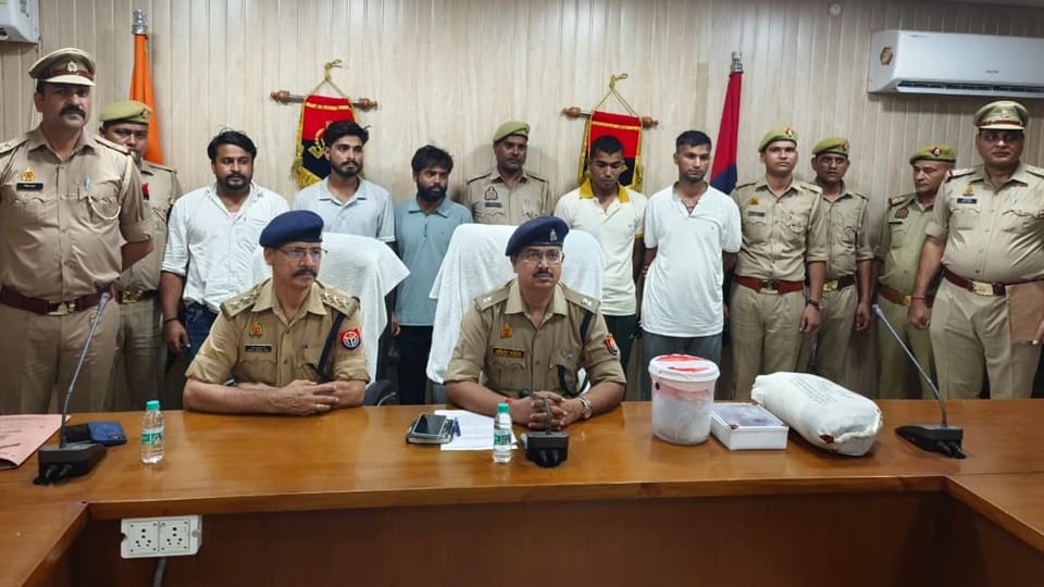 Six people including two policemen arrested in Amroha, smack worth Rs. 40 lakhs recovered