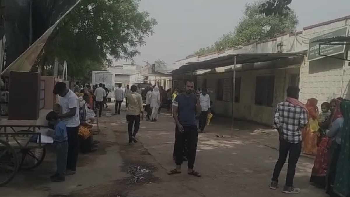 family was struck by lightning in Bamanwas, one teenager died, eight injured