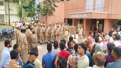 अतरौली कोतवाली पर भीड़ और तैनात पुलिसकर्मी