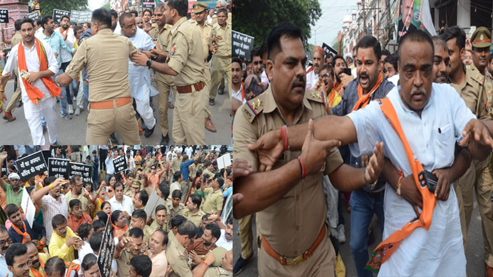 Kanpur: Clashes between BJP and Congress in front of Tilak Hall