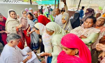 बढ़े हुए बिजली बिल लेकर पहुंची महिलाएं