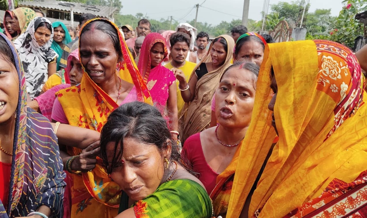 घटना के बाद लगी भीड़।