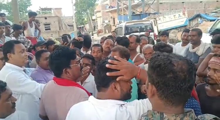 Bihar Election: राजद विधायक का विरोध करने लोग, कहा- इसी से गांव से बाहर निकलें; इस मुद्दे को लेकर नाराज थे
