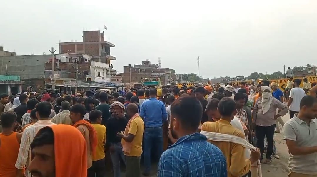 Bihar News: Ruckus in protest against murder in Rohtas, angry people blocked NH