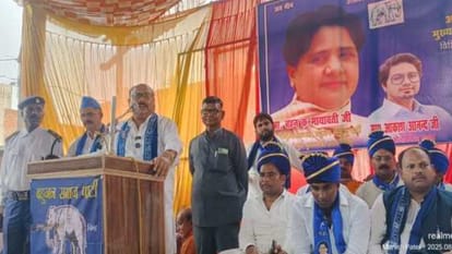 बसपा के कार्यकर्ता सम्मेलन को संबोधित करते प्रदेश अध्यक्ष विश्वनाथ पाल।