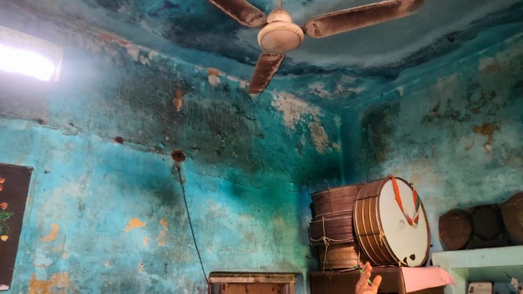 अमर उजाला पड़ताल: कैसी है पाठशाला? कोटद्वार में यहां सीलन वाली टपकती छतों के नीचे ज्ञान ले रही हैं बेटियां