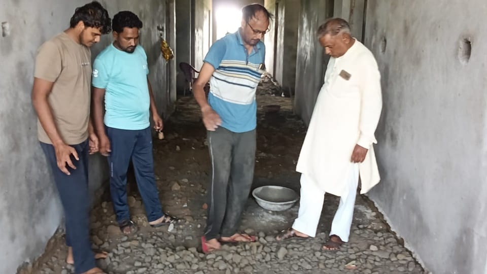Bulandshahr: Protest poor construction work at Kasturba Gandhi Vidyalaya, people said- blacklist contractor