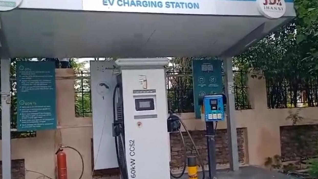 Jhansi: E-vehicle charging facility will be available outside the station, railways is conducting a survey to