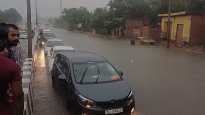 Baghpat: Heavy waterlogging on Delhi-Saharanpur highway, more than 50 vehicles damaged, one km long jam