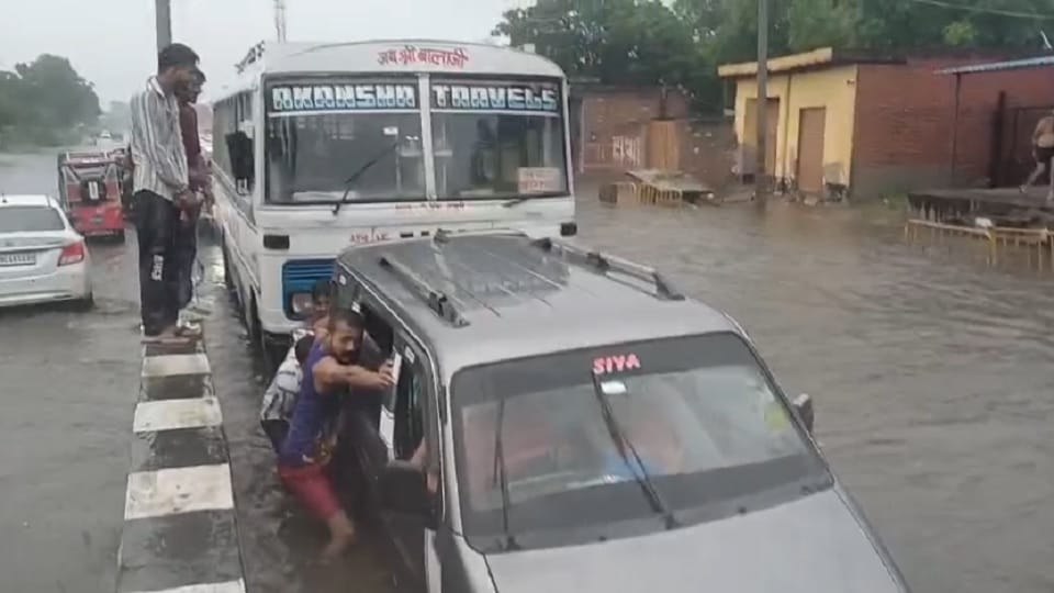 Baghpat: Heavy waterlogging on Delhi-Saharanpur highway, more than 50 vehicles damaged, one km long jam