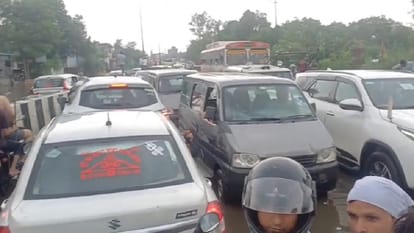 Baghpat: Heavy waterlogging on Delhi-Saharanpur highway, more than 50 vehicles damaged, one km long jam