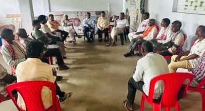 Jharkhand News: बैठक के दौरान ग्राम प्रधानों का एक समूह चर्चा करते हुए।