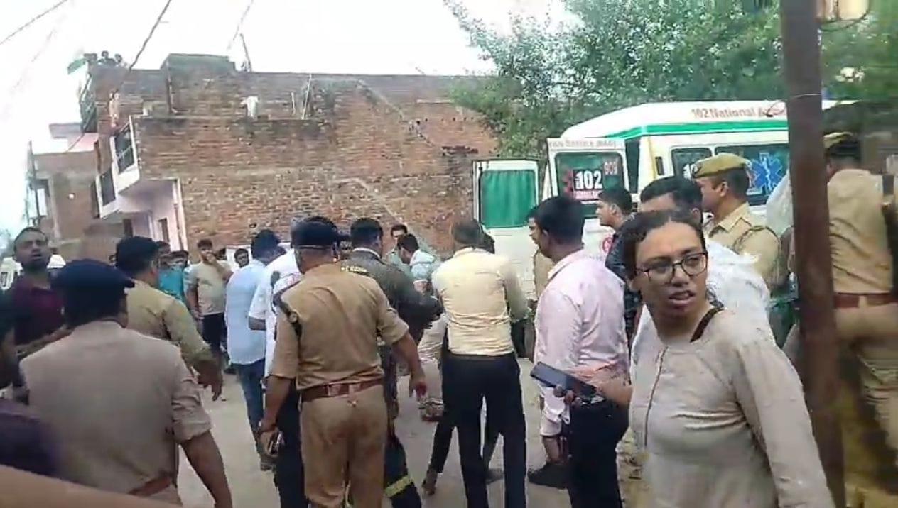 Kanpur Dehat Struggle in rescue too labourers taken out from narrow path mother said what happen to childs