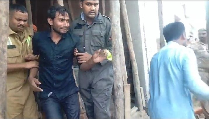 Kanpur Dehat Struggle in rescue too labourers taken out from narrow path mother said what happen to childs