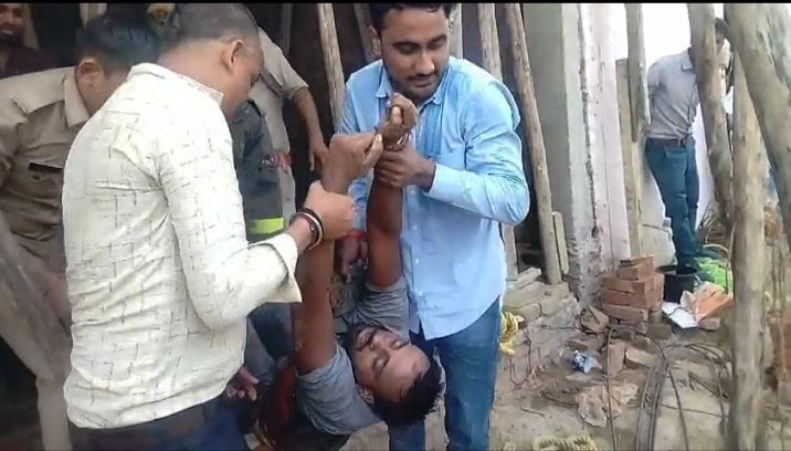 Kanpur Dehat Struggle in rescue too labourers taken out from narrow path mother said what happen to childs