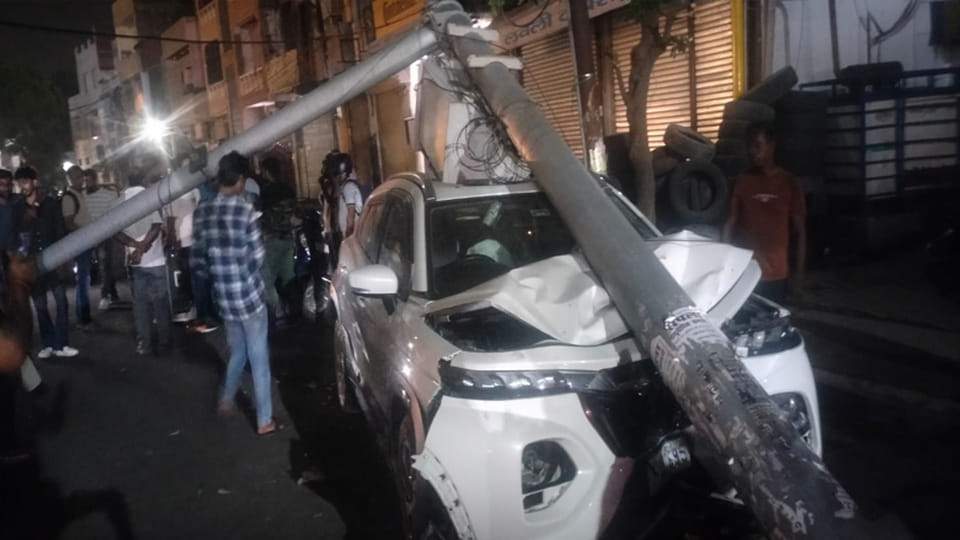 Kanpur: High speed car collided with CCTV camera's unipole