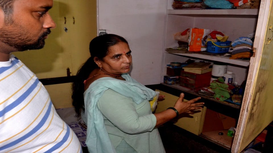 elderly woman hostage and 5 lakh rupees looted in Aligarh