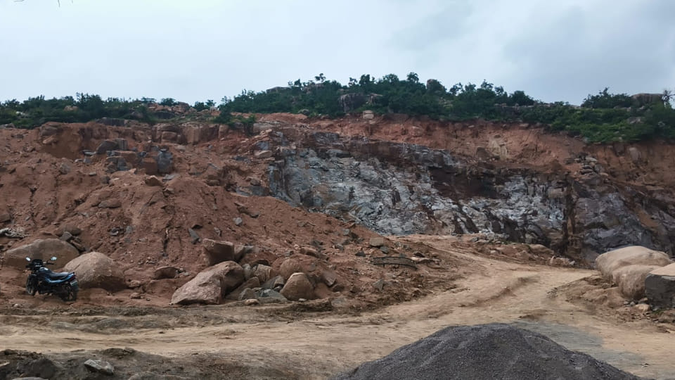Mahoba: Explosive material placed for mining on the mountain exploded, two workers died