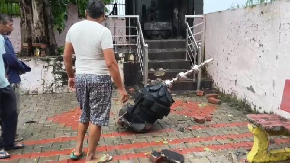 Baghpat: Lightning struck Ganesh and Shani Dev temple in Lahchauda village, towers broke and fell