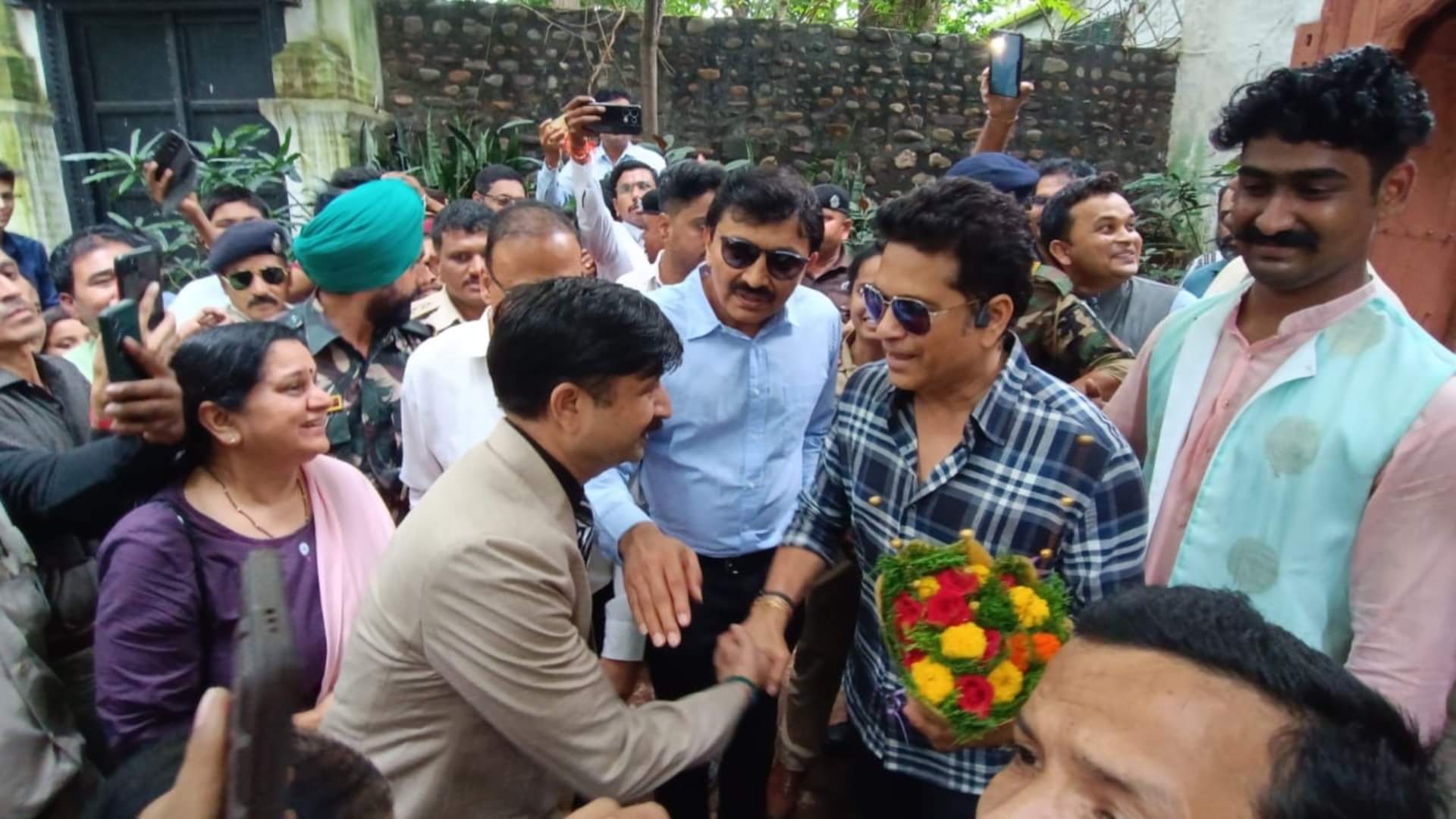 परिवार के साथ महेश्वर पहुंचे महान क्रिकेटर सचिन तेंदुलकर