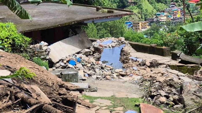 Chamoli News Nandanagar Band Bazaar hit by landslide 25 shops in danger 34 families shifted