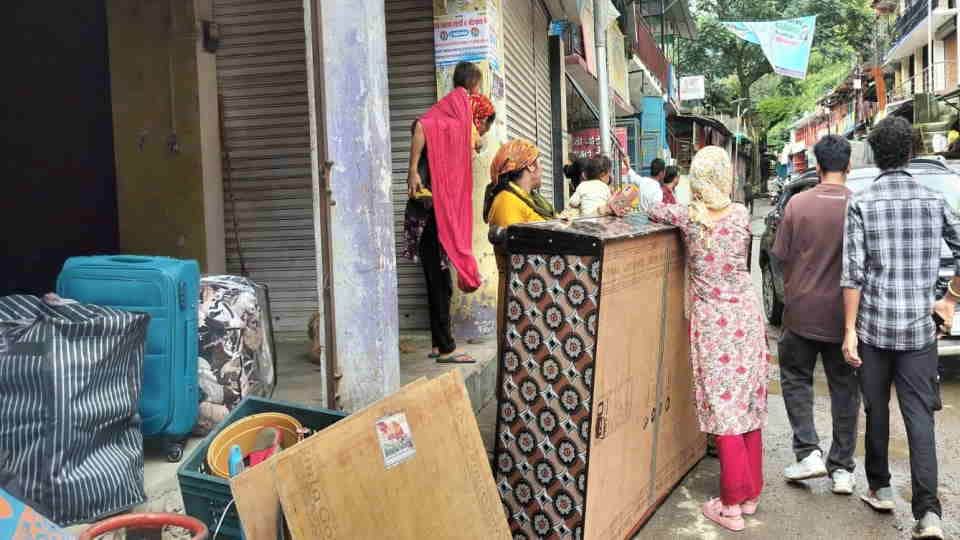 Chamoli News Nandanagar Band Bazaar hit by landslide 25 shops in danger 34 families shifted