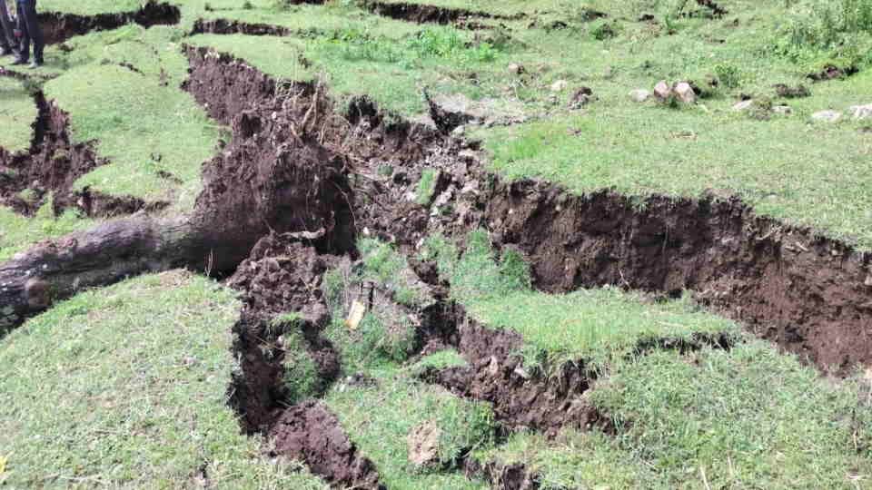 Chamoli News Nandanagar Band Bazaar hit by landslide 25 shops in danger 34 families shifted
