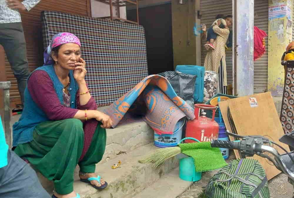 Chamoli News Nandanagar Band Bazaar hit by landslide 25 shops in danger 34 families shifted