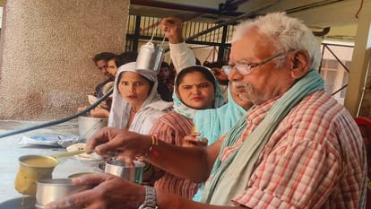 पंडित दीनदयाल अस्पताल में भोजन के लिए लगी तीमारदारों की भीड़