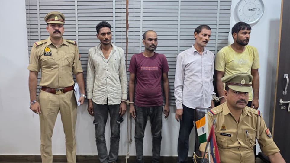 Kanpur: Four miscreants arrested in a car for stealing mobile tower batteries