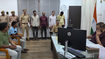 Kanpur: Four miscreants arrested in a car for stealing mobile tower batteries