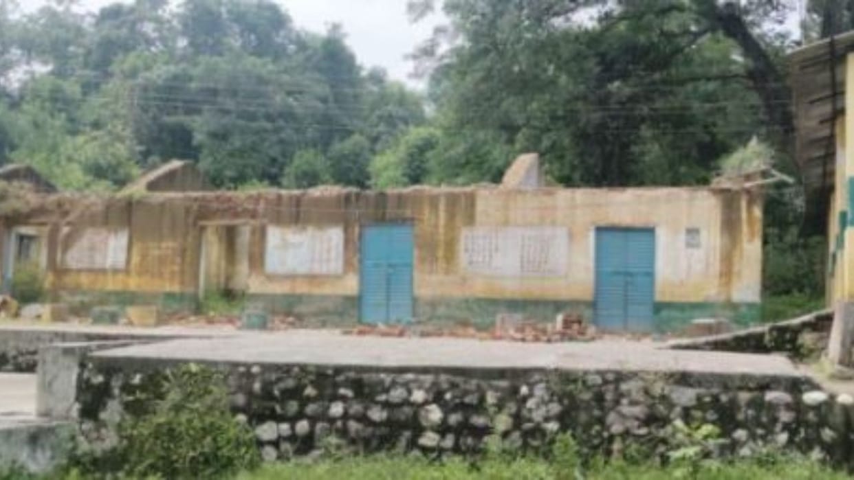 Himachal Pradesh Primary school Jhanduta building dilapidated classes being held in office