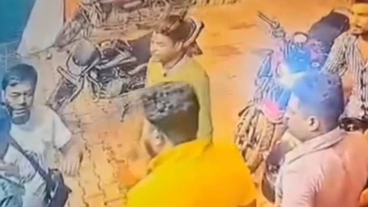 Lalitpur: A shower of slaps for not opening the wine shop, the salesman was going home after closing it